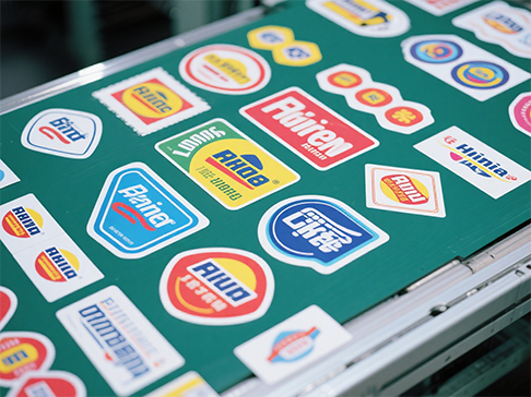 स्वयं-चिपकने वाली लेजर डाई कटिंग के लिए किस प्रकार के लेजर नियंत्रक का उपयोग किया जा सकता है?