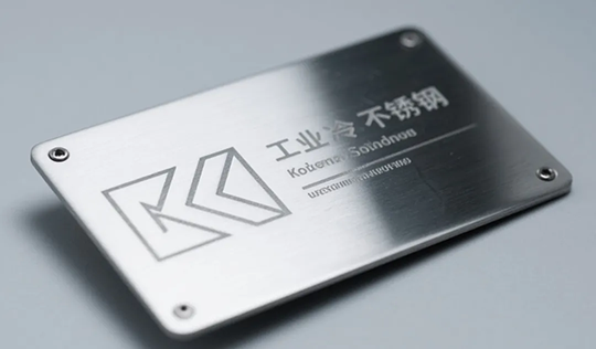 साइनेज उत्कीर्णन के लिए शेनयान लेजर नियंत्रक का उपयोग किया जाता है